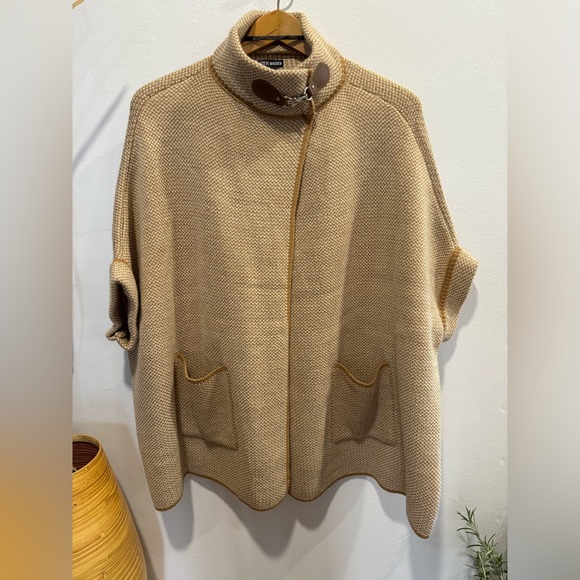 Steve Madden Women's Poncho/sweater. One Size, Camel, Pockets, Buckle, EUC! - Picture 1 of 9